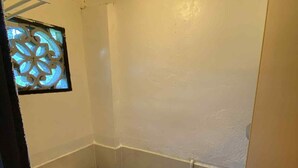 Standard Double Room, Garden View | Bilik Mandi | Tuala disediakan, sabun, tisu tandas 