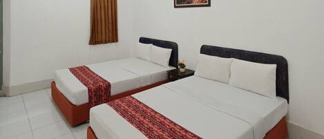 Habitación de hotel con dos camas individuales, un cuadro en la pared y una ventana con cortinas.