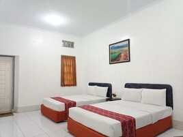 Habitación de hotel con dos camas, un cuadro en la pared y una ventana con cortinas.