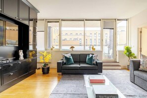 TV - The Tower Bridge Stateroom — 4‑Bed Penthouse w/ AC (London)
