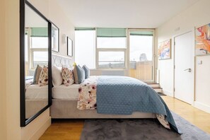 3 bedrooms, iron/ironing board, internet, bed sheets