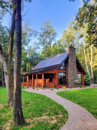Cozy 2-bedroom cabin in near Gambier, peaceful woodland setting