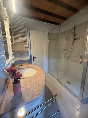 Dusche, Haartrockner, Bidet, Handtücher