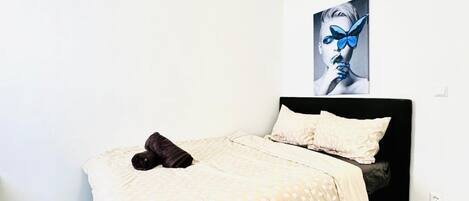 1 bedroom, bed sheets