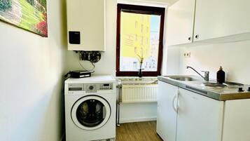 Forn, placa de cuina, cafetera i tetera i torradora