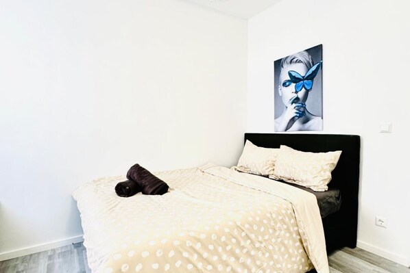 1 bedroom, bed sheets