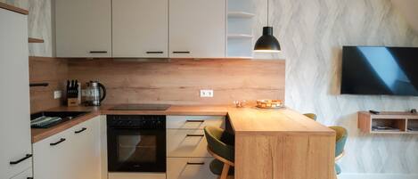 Fridge, oven, stovetop, dishwasher