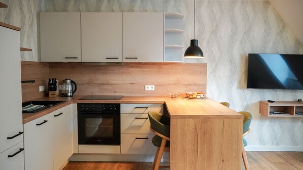 Fridge, oven, stovetop, dishwasher