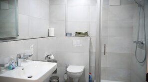 Dusche, Haartrockner, Handtücher