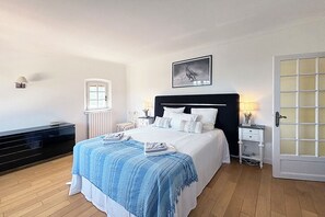 5 habitaciones, tabla de planchar con plancha, internet y ropa de cama 