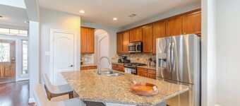 Cozy home in Creekside near Rob Flemming Park