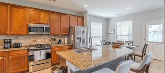 Cozy home in Creekside near Rob Flemming Park