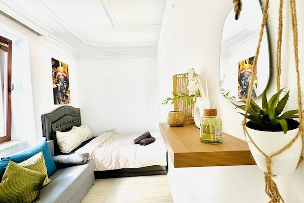 1 bedroom, bed sheets