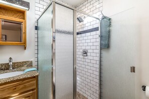 Handtücher, Seife, Shampoo, Toilettenpapier