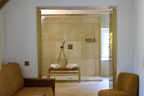 Suite júnior, vistes al jardí | Bany | Dutxa, assecador de cabells, barnussos i sabatilles