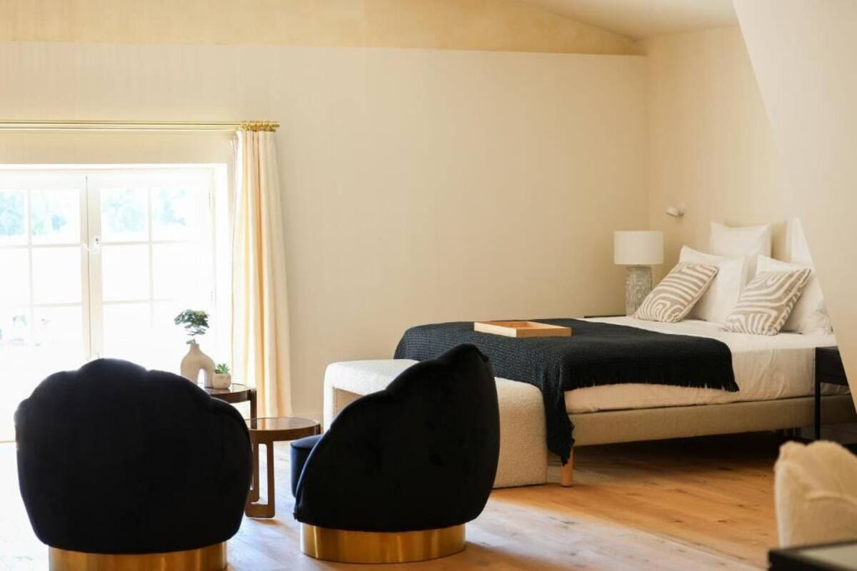 Deluxe Room, Pool View | Iron/ironing board, free WiFi