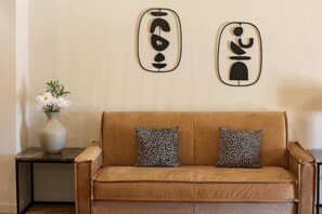 Deluxe Room, Pool View | Living area