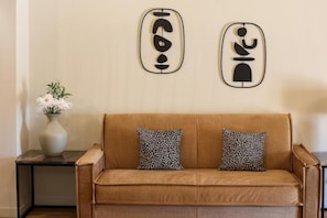 Deluxe Room, Pool View | Living area