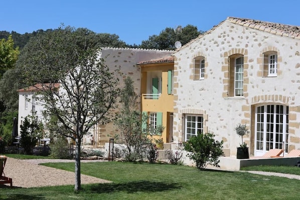 Façana frontal de l'allotjament