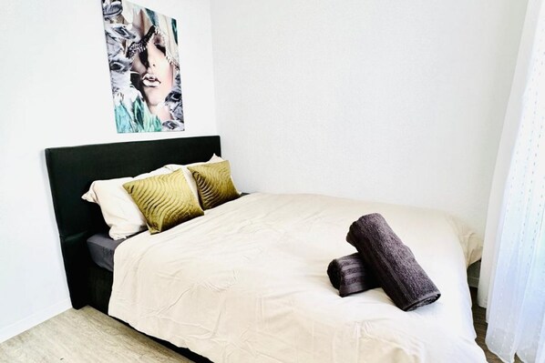 1 bedroom, bed sheets