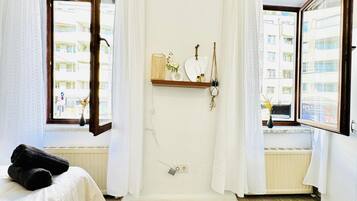 1 bedroom, bed sheets