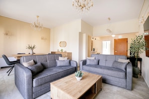 Apartment, 2 Bedrooms, Kitchen, City View | Living room