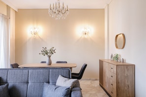 Appartamento, 2 camere da letto, cucina, vista città | Soggiorno | Smart TV 55 pollici con canali digitali, servizi in streaming