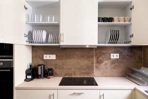 Appartamento, 2 camere da letto, cucina, vista città | Cucina privata | Frigorifero con congelatore, microonde, forno, piano cottura