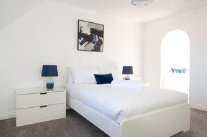 3 bedrooms, iron/ironing board, free WiFi, bed sheets - The Voyager - 6 Beds, 3 Bedrooms, Great for Contractors (Derby)