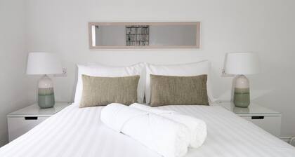 The Voyager - 6 Beds, 3 Bedrooms, Great for Contractors