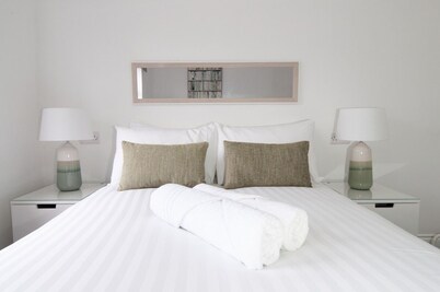 The Voyager - 6 Beds, 3 Bedrooms, Great for Contractors