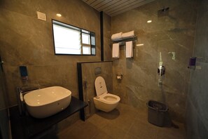 Douche, serviettes fournies, savon, shampoing