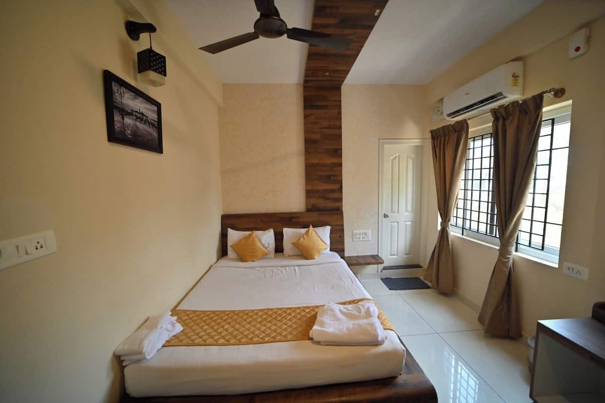 Desk, laptop workspace, free WiFi