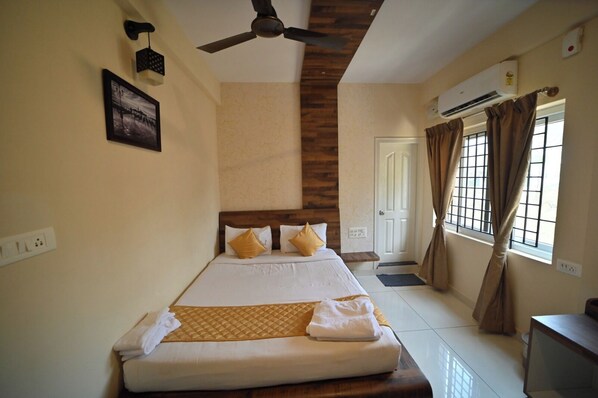 Desk, laptop workspace, free WiFi