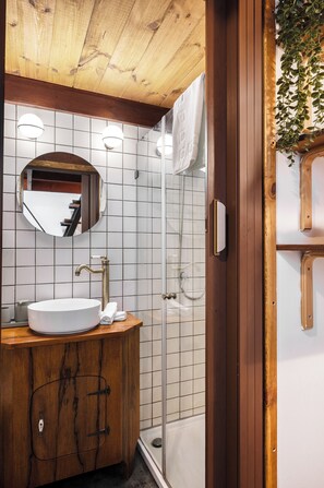 Gallery Double Room | Bathroom | Shower, towels, soap, shampoo - The urban chalet (Tel Aviv)