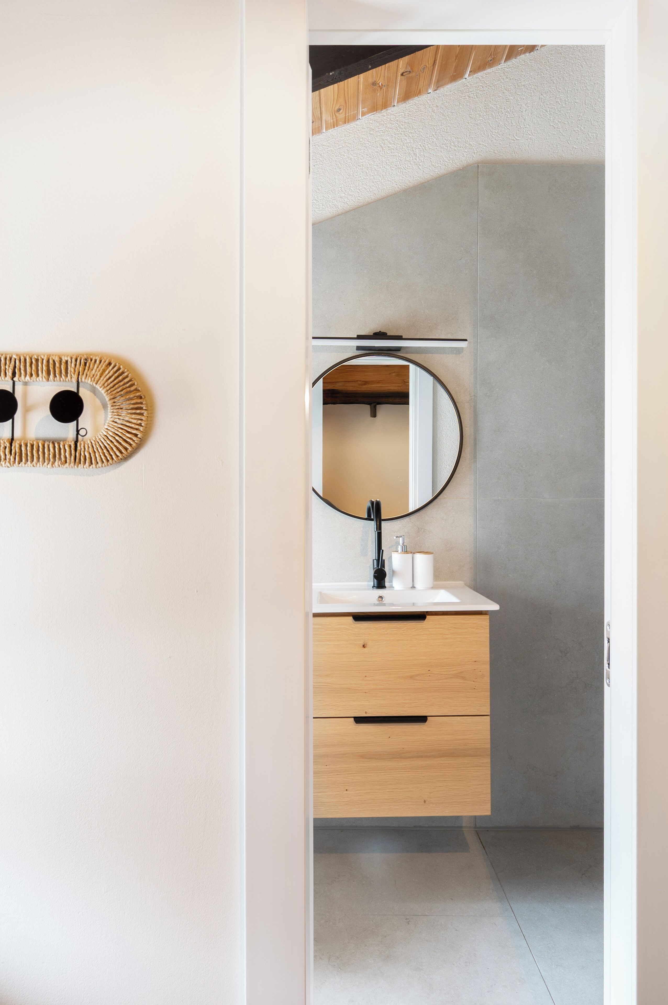 Classic Double Room | Bathroom | Shower, towels, soap, shampoo