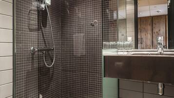 Family Double Room | Bathroom | Hair dryer, towels, soap, shampoo