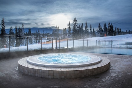 Outdoor spa tub. Skistar Lodge Trysil