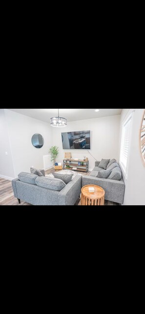 TV - Ashton Escape - Newly built townhome with AC in charming Ashton (Ashton)