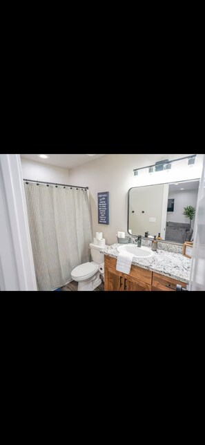 مجففات شعر، مناشف، صابون، ورق حمّام