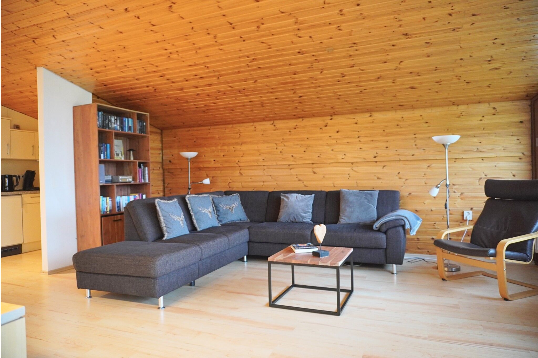 Fernseher, DVD-Player, Tischfußball, Tischtennisplatte