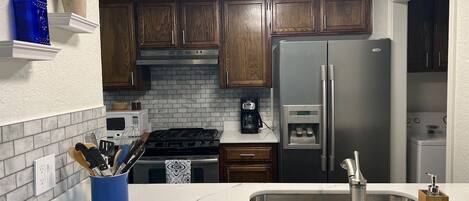 Microondas, horno, lavavajillas y cafetera y tetera