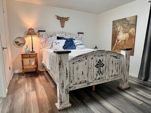 2 dormitoris, planxa i posts de planxar, Internet i roba de llit 