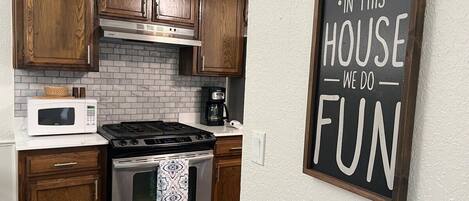 Microondas, horno, lavavajillas y cafetera y tetera