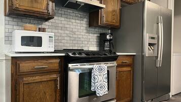 Microwave, oven, dishwasher, coffee/tea maker