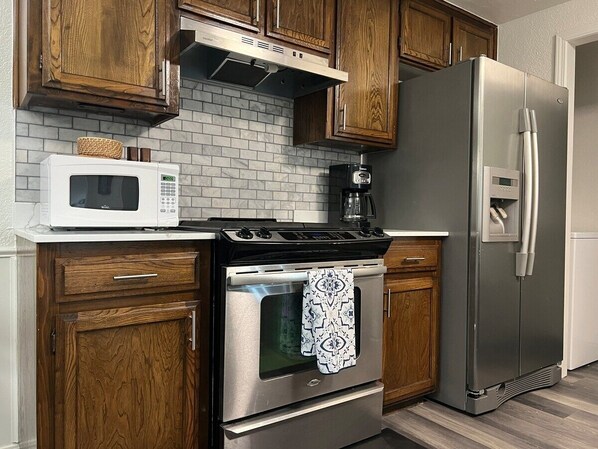 Microondas, horno, lavavajillas y cafetera y tetera 