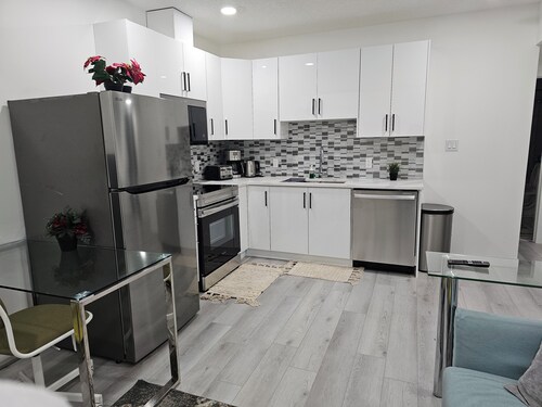 Stylish 2-Bedroom Suite Near Airport, Trails & Dining