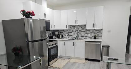 Stylish 2-Bedroom Suite Near Airport, Trails & Dining