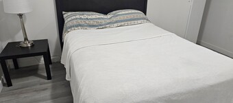 Stylish 2-Bedroom Suite Near Airport, Trails & Dining
