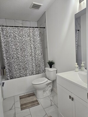 Handtücher, Seife, Toilettenpapier